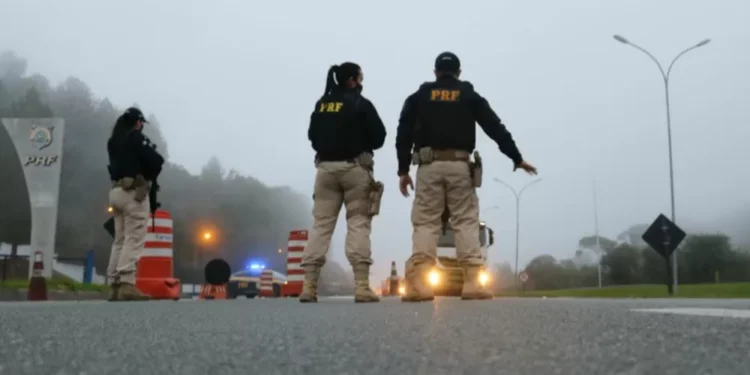 Mulher leva tiro na cabeça e é internada em estado grave durante abordagem da PRF; agentes são afastados