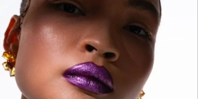 Efeito glow, make monocromática, cabelo “fantasia”: as tendências de beleza para o fim de ano