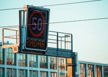 Se for multado por um radar móvel não identificado posso contestar?