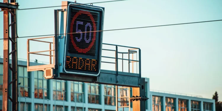 Se for multado por um radar móvel não identificado posso contestar?