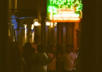 “Descubra a Costa do Sol: Praias, Luxo e Investimentos”