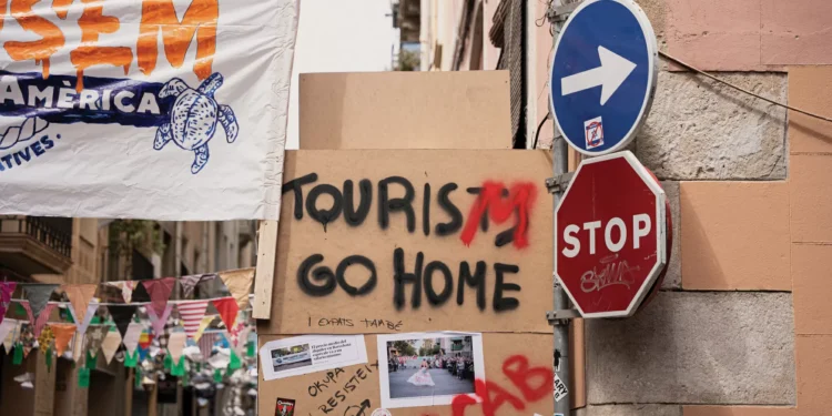 Os turistas se multiplicam, revoltam cidadãos e levam a dilema: e a economia?