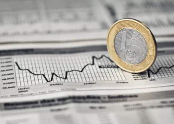 Expectativa dos bancos para 2025 é de Selic a 15% e dólar perto de R$ 6