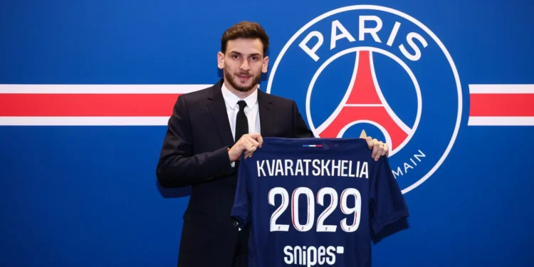 Oficial: Paris SG ‘parte’ o mealheiro e anuncia Kvicha Kvaratskhelia