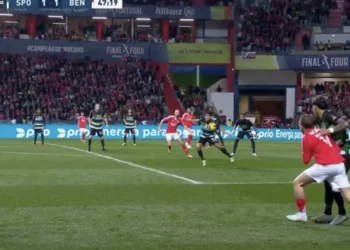 Toca na mão ou não? Benfica ficou a pedir penálti neste lance