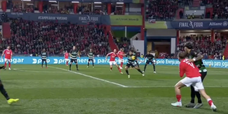 Toca na mão ou não? Benfica ficou a pedir penálti neste lance