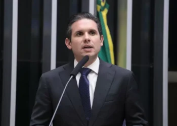 Hugo Motta ameaça punir deputados após gritaria por denúncia contra Bolsonaro e diz que Casa não é ‘jardim da infância’