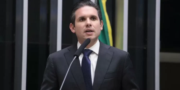 Hugo Motta ameaça punir deputados após gritaria por denúncia contra Bolsonaro e diz que Casa não é ‘jardim da infância’