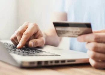 Quase metade da população portuguesa faz compras online