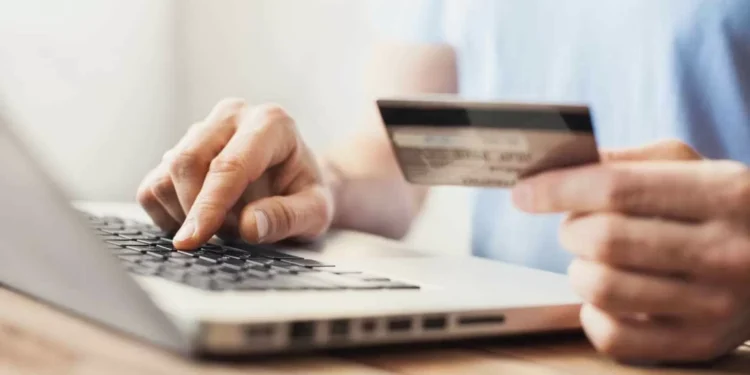 Quase metade da população portuguesa faz compras online