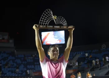 Baéz derrota algoz de João Fonseca e se torna 1º bicampeão de simples no Rio Open