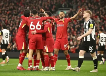 Liverpool vence o Newcastle e dispara na liderança da Premier League