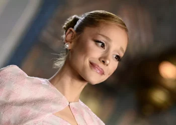 Muito além da Barbie: como Ariana Grande provou que o rosa é a cor da moda?