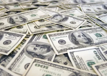 Dólar encerra semana em alta e vai a R$ 5,73; Ibovespa tem sessão negativa