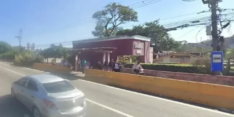 Homem é assassinado durante assalto em ponto de ônibus na Zona Oeste de São Paulo