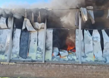 Incêndio de grandes proporções atinge fábrica de alimentos no Rio Grande do Sul