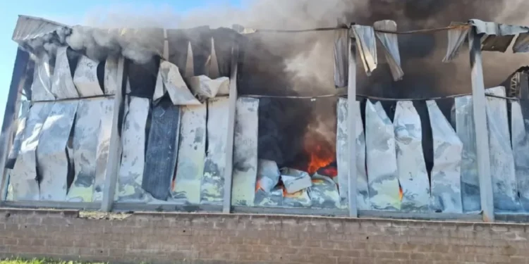 Incêndio de grandes proporções atinge fábrica de alimentos no Rio Grande do Sul