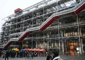 Antes de fechar, o Centro Georges Pompidou em Paris recebe 500 copistas