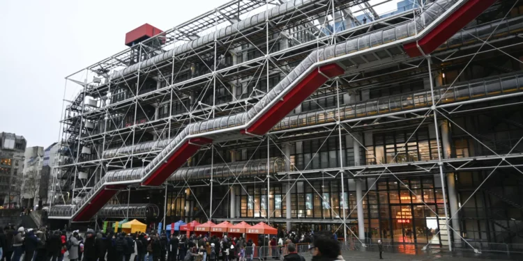 Antes de fechar, o Centro Georges Pompidou em Paris recebe 500 copistas