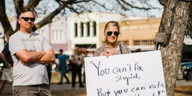 “Política: entre o engajamento e a descrença”