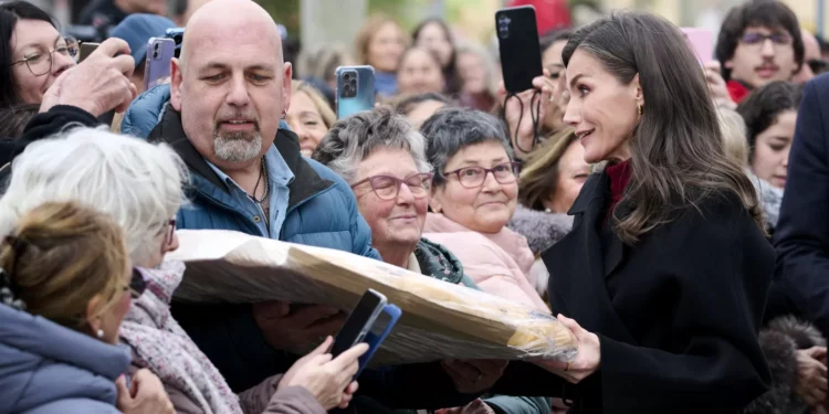 Visita de rainha Letizia a Navarra teve direito a uma baguete gigante