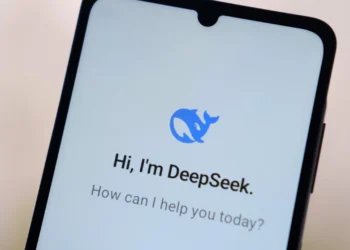 Em meio à competição, DeepSeek volta a permitir acesso à IA