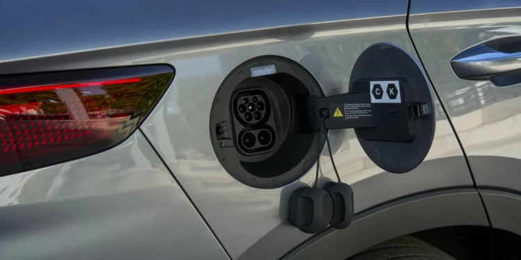 Carros da BYD vão passar a carregar 300 km em apenas cinco minutos