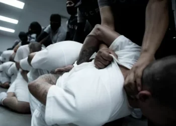 EUA deportam mais de 230 venezuelanos para El Salvador mesmo com suspensão da lei ‘Inimigos Estrangeiros’