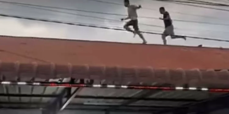 Vídeos mostram fuga de dezenas de reclusos em prisão na Indonésia