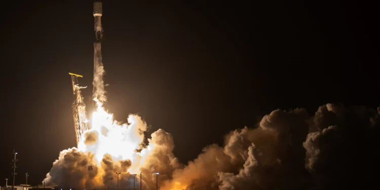 Mais um! SpaceX envia satélites espiões ao espaço e quebra novo recorde