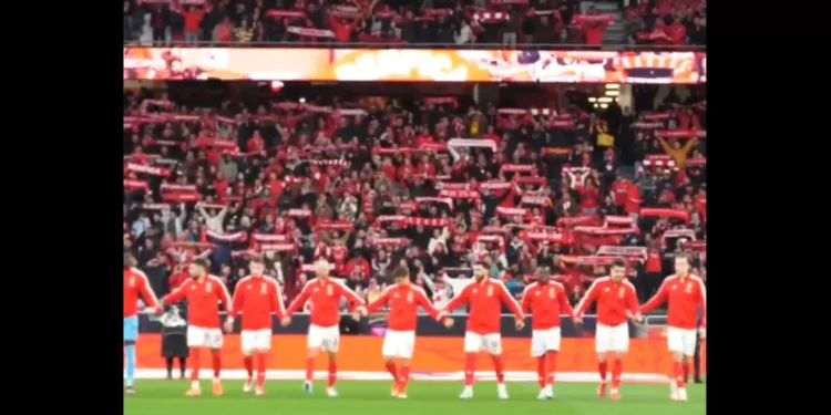 Benfica mostra apoio dos adeptos na Luz antes de deslocação a Barcelona