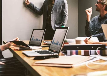 Autônomos no Brasil trabalham mais e ganham menos, aponta IBGE