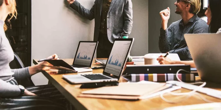 Autônomos no Brasil trabalham mais e ganham menos, aponta IBGE