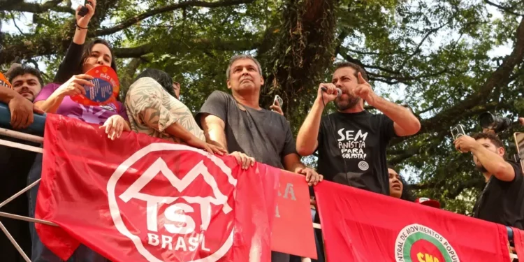 Boulos provoca Bolsonaro em ato esvaziado na Paulista contra o PL da Anistia