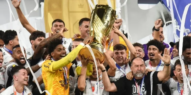 ‘Sempre quis dar certo com essa camisa’, diz Hugo, após ser herói do título do Corinthians 