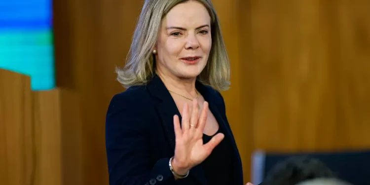 Gleisi Hoffmann rebate fala de Bolsonaro que chamou mulheres petistas de ‘feias’ e ‘incomíveis’