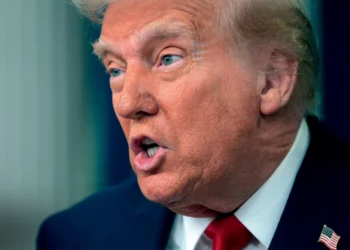 Canadá reage a Trump e impõe tarifas de 25% sobre importações americanas