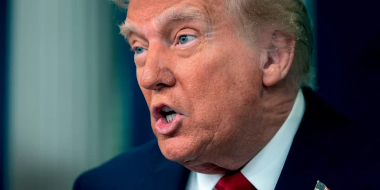 Canadá reage a Trump e impõe tarifas de 25% sobre importações americanas