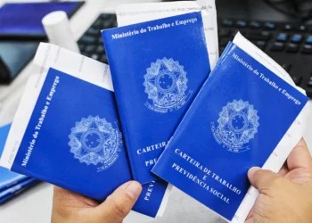 Brasil criou 432 000 vagas formais de trabalho em fevereiro e surpreende mercado