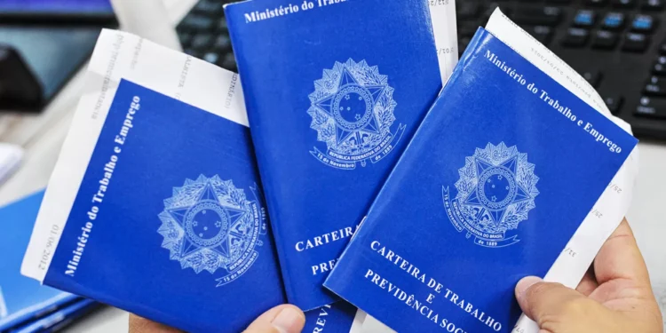 Brasil criou 432 000 vagas formais de trabalho em fevereiro e surpreende mercado