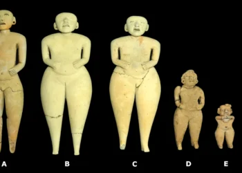 Bonecos de 2.400 anos “com expressão dramática” são encontrados em pirâmide