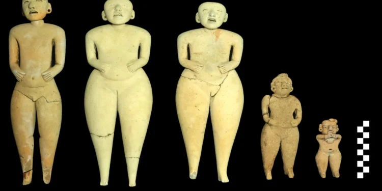 Bonecos de 2.400 anos “com expressão dramática” são encontrados em pirâmide