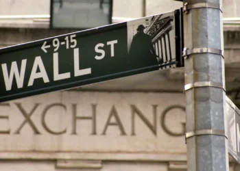 Wall Street fecha em alta com adiamento das taxas sobre automóvel