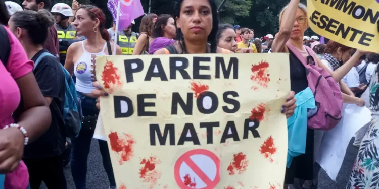 Metade das mulheres vítimas de feminicídio foi morta por armas de fogo