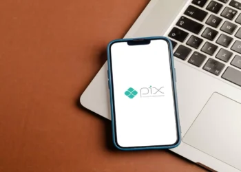 Mais da metade dos brasileiros usa Pix pelo menos uma vez por mês