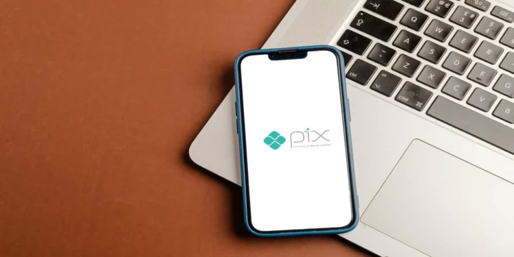 Mais da metade dos brasileiros usa Pix pelo menos uma vez por mês
