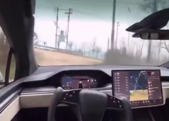 Tesla mostra condução autónoma em terra batida