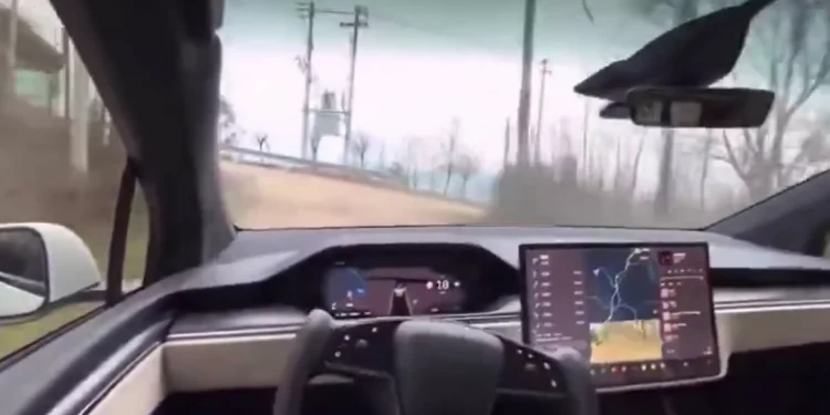 Tesla mostra condução autónoma em terra batida