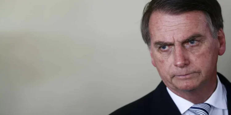 Chip hormonal: o que é e como funciona o tratamento feito por Bolsonaro