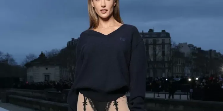 Ilusão de ótica? Alessandra Ambrosio aparece de calcinha e cinta-liga em desfile em Paris